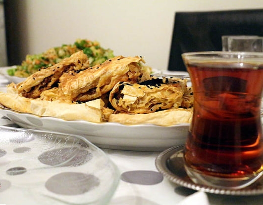 Hazır Yufkadan Kıymalı Börek Tarifi