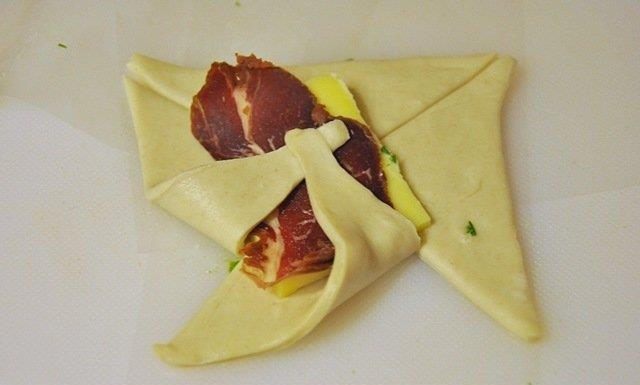 Kaşarlı Pastırmalı Milföy Böreği Tarifi
