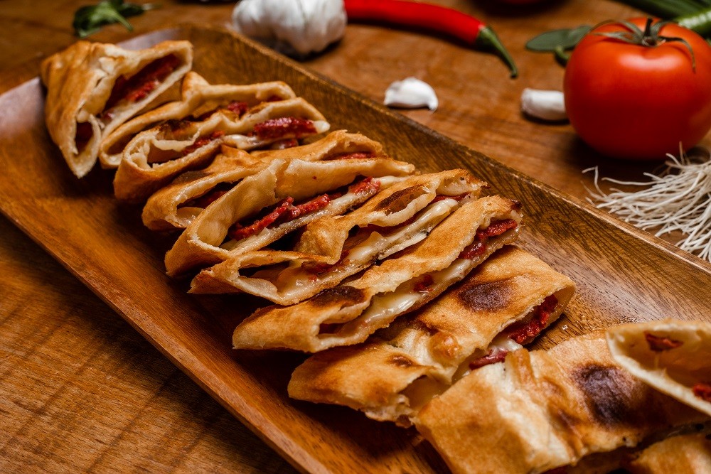 Sucuklu Kaşarlı Kapalı Pide Tarifi