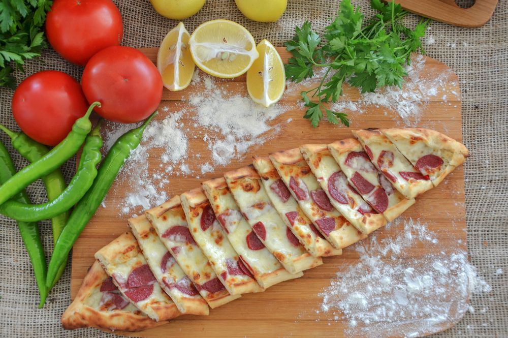 Sucuklu Kaşarlı Pide Tarifi